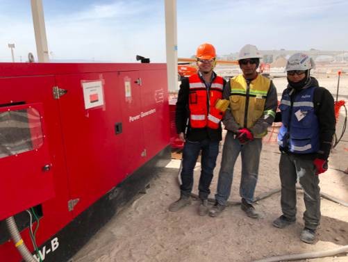 Equipo instalando generador eléctrico en Fujita
