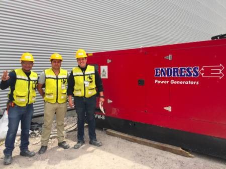 Equipo instalando generador eléctrico en Hirschvogel Componentes