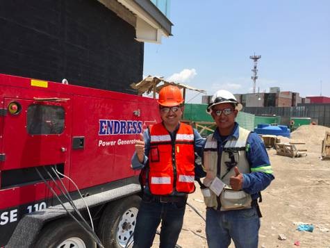 Equipo instalando generador eléctrico en Lonas Lorenzo
